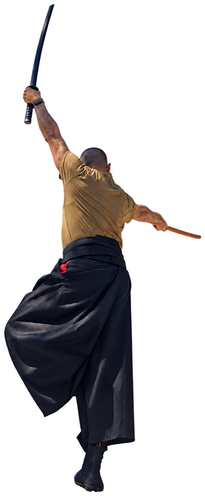 Luca Appignani di spalle, in hakama, salta con la spada di legno alzata sopra la testa